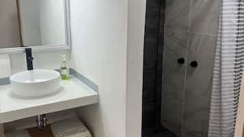 Chuveiro, chuveiro com efeito de chuva, toalhas de banho, sabonete