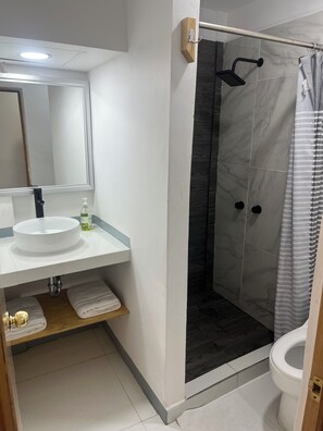 淋浴设施、大花洒淋浴喷头、毛巾、肥皂