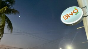 Señal del 'Biva Hotel' que muestra claramente la zona circundante, incluyendo edificios y líneas eléctricas.