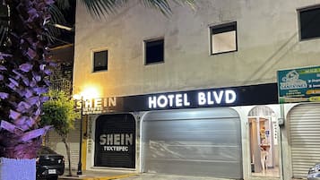 Vista frontal de la propiedad