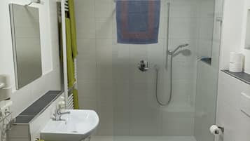 Dusche, Haartrockner, Seife, Toilettenpapier