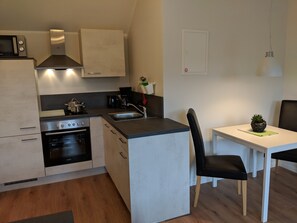 ثلاجة، ميكروويف، فرن، موقد طهي مسطح