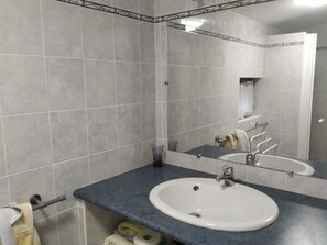 Douche, sèche-cheveux, serviettes fournies