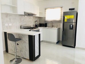 Peti sejuk/penyejuk beku saiz penuh, ketuhar gelombang mikro 