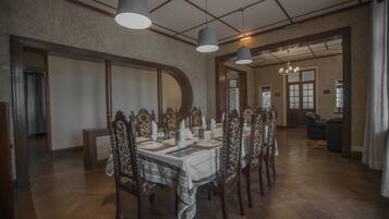 Café da manhã para viagem grátis todos os dias