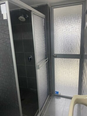 Haartrockner, Bidet, Handtücher, Seife
