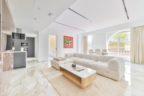Luxury Apartment, 1 Bedroom, Balcony | Ruang tamu | 75 inci televisyen LED dengan satelit, TV, Netflix