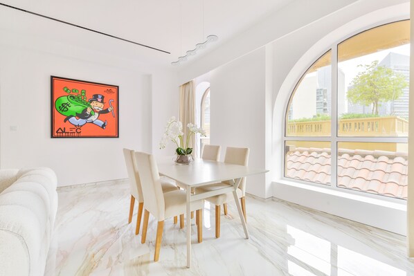 Appartement luxueux, 1 chambre, balcon | Salle à manger