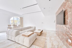 Appartement luxueux, 1 chambre, balcon | Aire de séjour | Téléviseur à DEL, Netflix, Hulu, lecteur de DVD