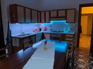 Refrigerador, horno, parrilla de estufa y lavavajillas 