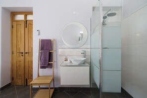 Haartrockner, Handtücher, Seife, Toilettenpapier