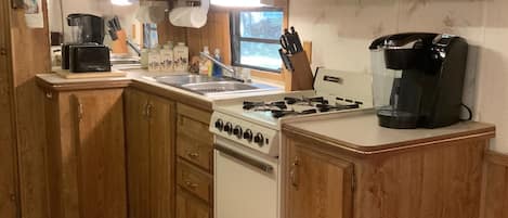 Frigorífico, microondas, placa de cocina y cafetera o tetera