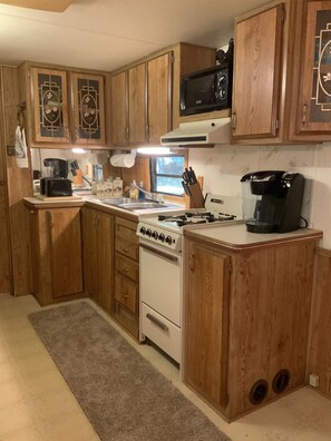 Fridge, microwave, stovetop, coffee/tea maker - Private one acre wooded lot close to Ichetucknee Springs State Park (Fort White)