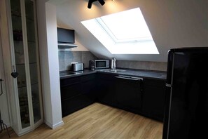 Kjøleskap, mikrobølgeovn, kokeplater og oppvaskmaskin