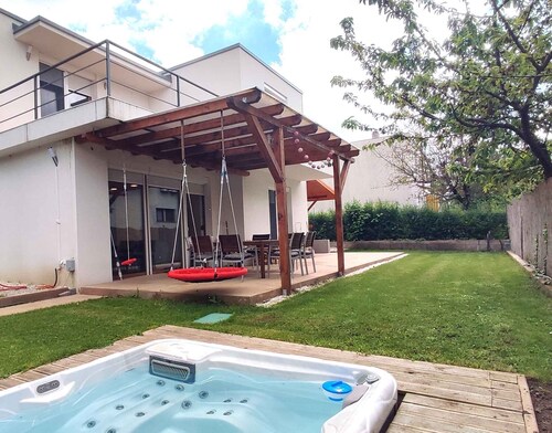 Holiday home with hot tub, air conditioning and WiFi