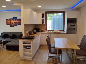 Kühlschrank, Mikrowelle, Ofen, Herdplatte