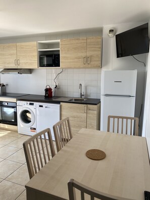 Réfrigérateur, micro-ondes, four, plaque de cuisson