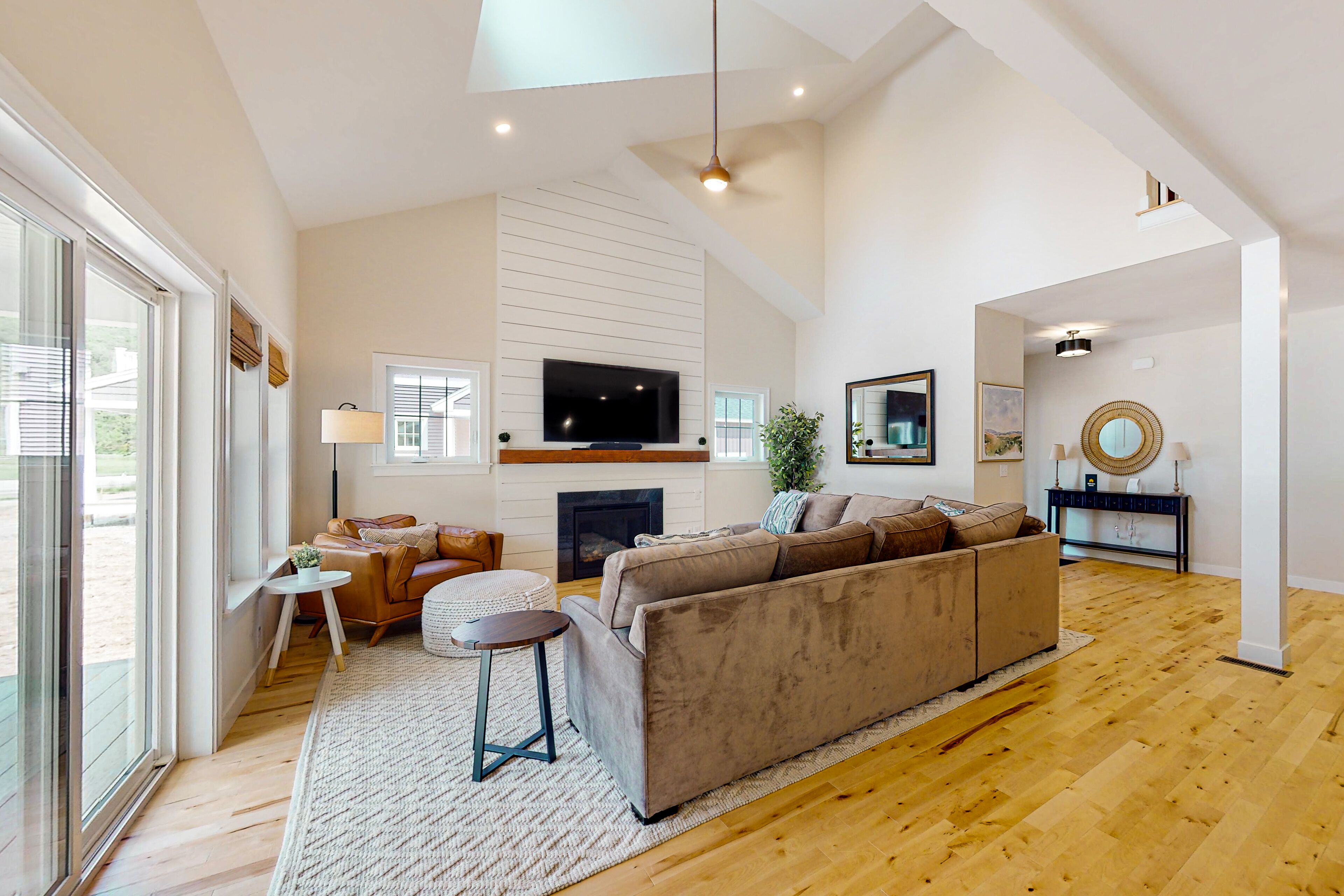Ski & mtn-view townhouse with grill, pools, tennis, shuttle, fireplace, & gym