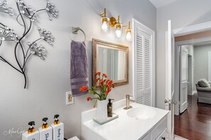 Handtücher, Seife, Shampoo, Toilettenpapier