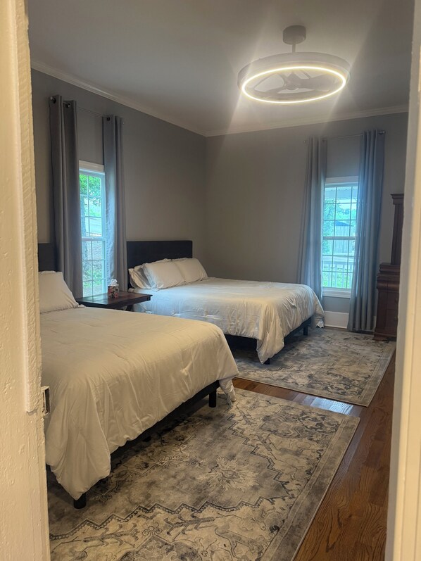 2 habitaciones, escritorio, tabla de planchar con plancha y wifi gratis 