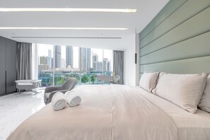 Grand Villa, 4 Bedrooms, Private Pool, Marina View | 4 bedrooms, Egyptian cotton sheets, premium bedding, in-room safe - Luxe Dubai Marina 3Flr 4BR w Pool Sauna (Dubai)