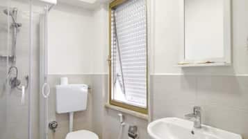 Chambre Double Classique | Salle de bain | Articles de toilette gratuits, sĂšche-cheveux, serviettes fournies, savon