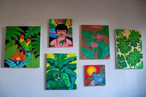 Seis cuadros con vibrantes motivos tropicales, incluyendo loros, un pavo real y abundante follaje.