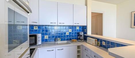 Kühlschrank, Mikrowelle, Ofen, Kochgeschirr/Geschirr/Besteck