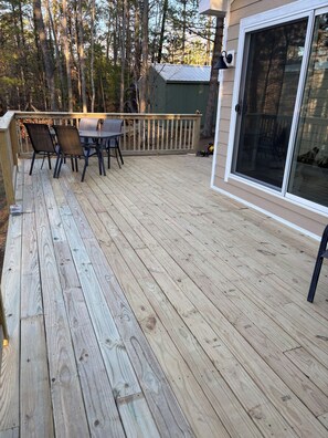 Outdoor dining - Peaceful, quaint cabin on Big Wolf Lake in Lewiston (Lewiston)
