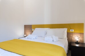 1 dormitorio, tabla de planchar con plancha, wifi y ropa de cama