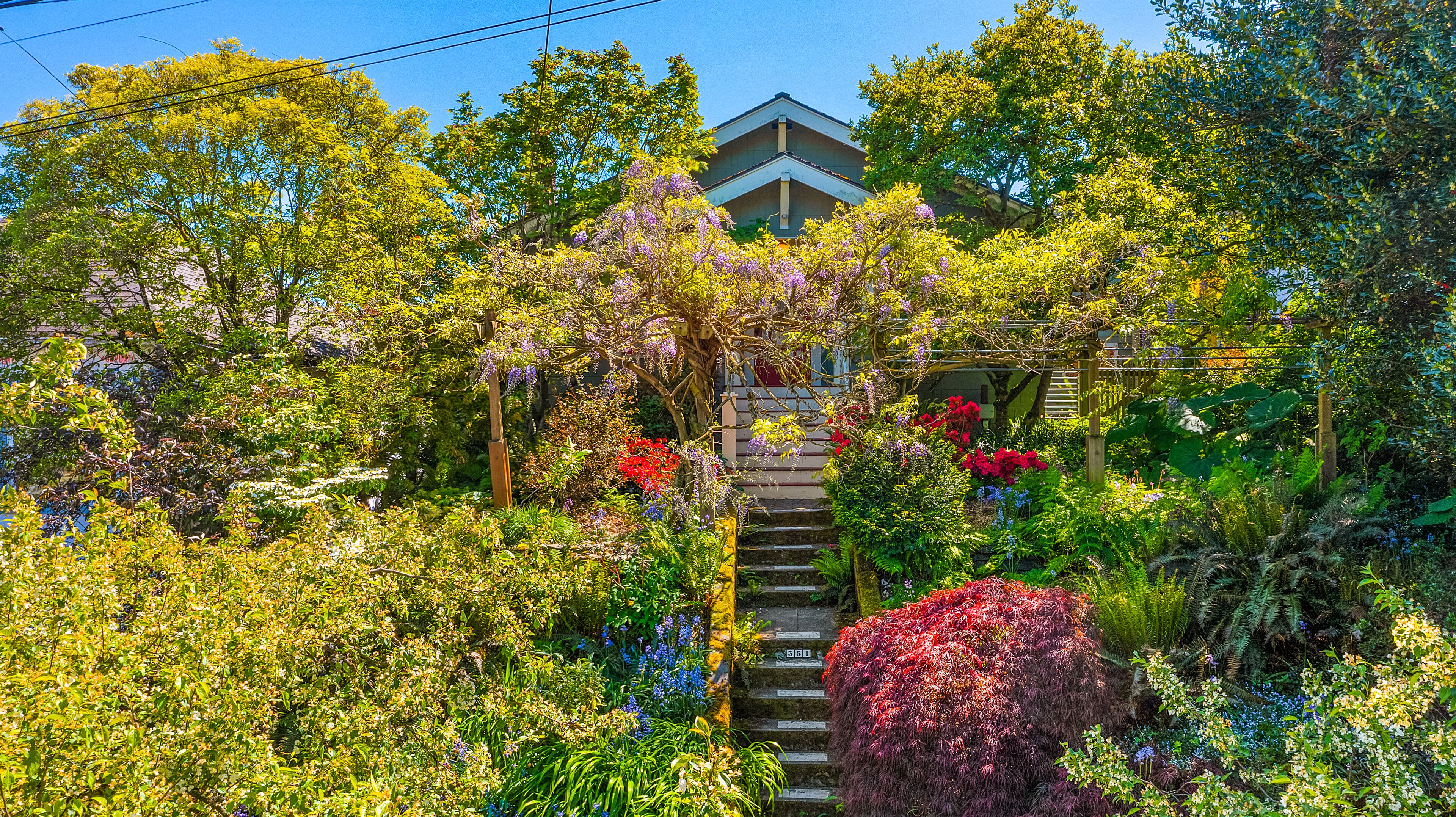 Vista frontal de la propiedad