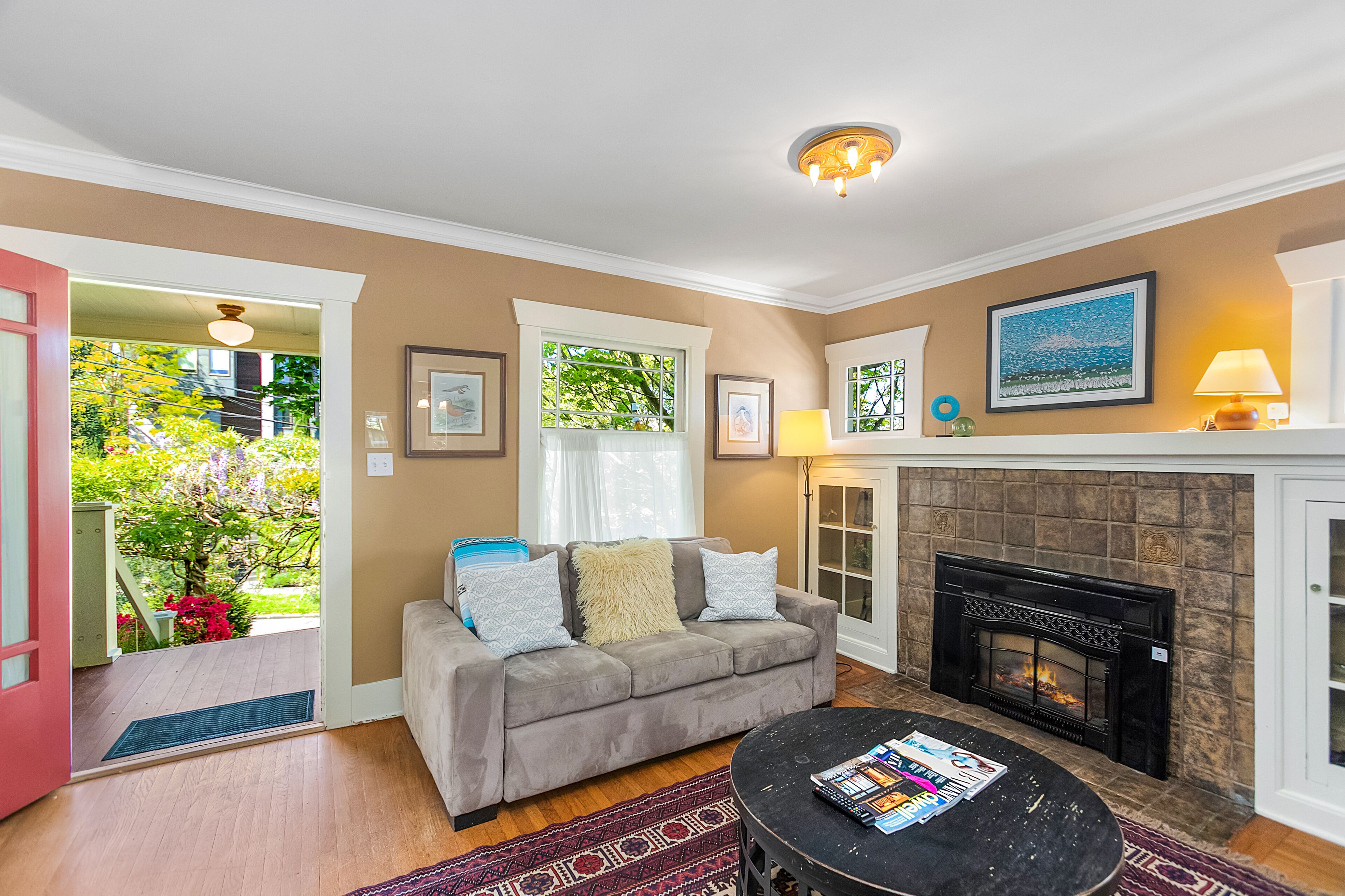 Casa clásica | Área de sala de estar | Televisión de 40 pulgadas con canales digitales 