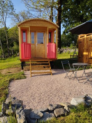 Exterior - Roulotte Romantique Pour 2 Personnes Dans le Parc Naturel des Volcans, au Calme (Saint SATURNIN)