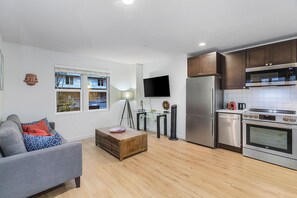 舒適公寓 | 私人廚房 | 大型雪櫃/冰箱、微波爐、焗爐、爐具