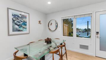 Comfort Apartment | Living area | Flat-screen TV