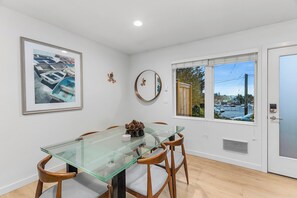 Comfort Apartment | Living area | Flat-screen TV - The Sweetest Hill - 81 Walkscore (Seattle)