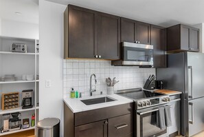 Apartamento clásico | Cocina privada | Frigorífico grande, microondas, horno y placa de cocina