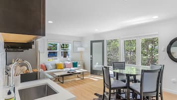 Appartement Classique | Cuisine privée | Grand réfrigérateur, micro-ondes, four, plaque de cuisson