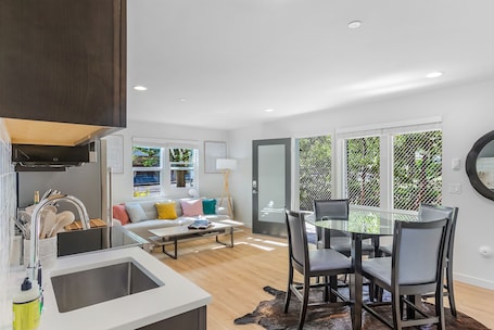 Refrigerador con freezer, microondas, horno, placa de cocina