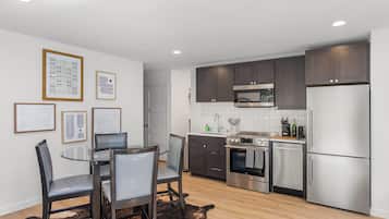 Classic Apartment | 2 bedrooms, iron/ironing board, free WiFi, bed sheets