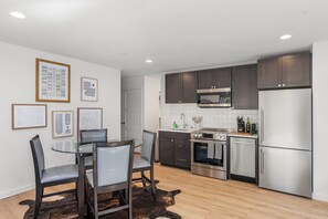 Classic Apartment | 2 bedrooms, iron/ironing board, free WiFi, bed sheets - The Sweetest Hill - 81 Walkscore (Seattle)