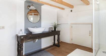Studio on a Houseboat+ Private Bathroom /Garden Terras in Old City Park