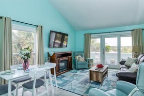Smart TV, fireplace, books, computer monitors - Relax Beachside in our private neighborhood with all the comforts you need! (St. Augustine)