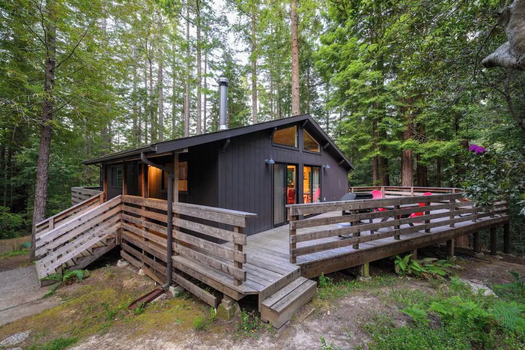 Modern Cottage in the Redwoods: Deck, Firepit, Near Beaches, Pet-Friendly