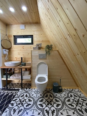 Shower, jetted bath, hair dryer, towels