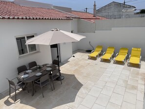 Enjoy al fresco dining and relaxation on this patio, complete with a dining table and six sun loungers.