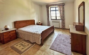 2 bedrooms, iron/ironing board, WiFi, bed sheets - Private farm with lake, close to river beaches (Venda de Porco)