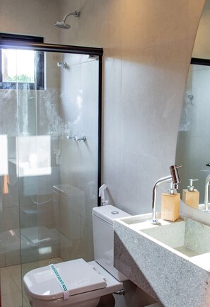 Design appartement | Badkamer | Een douche, handdoeken, zeep, shampoo