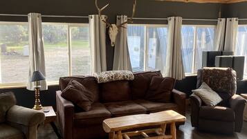 Comfort House, 3 Bedrooms, Mountain View | Living area