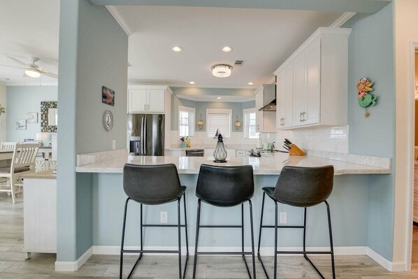 冷蔵庫、電子レンジ、オーブン、コンロ